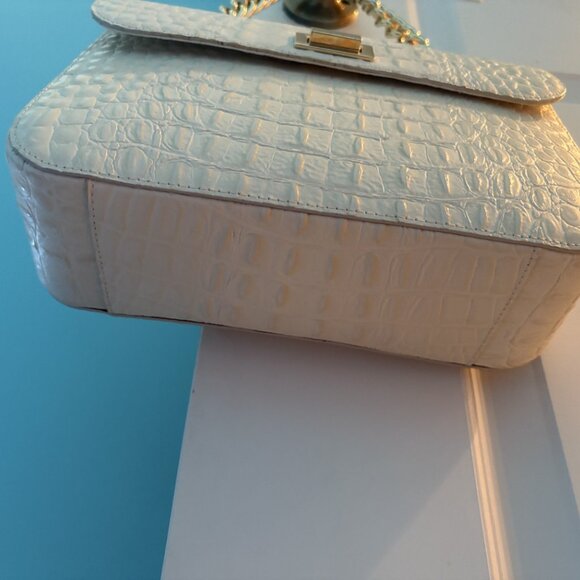 Madeleine Mode Italian Cream Crocodile Leather Shoulder Gold Chain Hardware NWOT - Picture 8 of 12